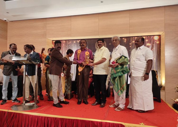 மக்கள் தொடர்பு சேவை: வெங்கடாசலத்துக்கு விருது
